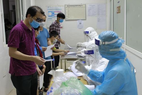 Gia Lâm lấy hơn 300 mẫu xét nghiệm cho người về từ vùng dịch Thuận Thành, tỉnh Bắc Ninh
