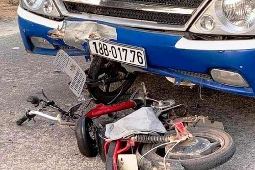 Tai nạn giao thông mới nhất hôm nay 10/5: Xe đưa đón công nhân va chạm xe đạp điện, một học sinh nguy kịch