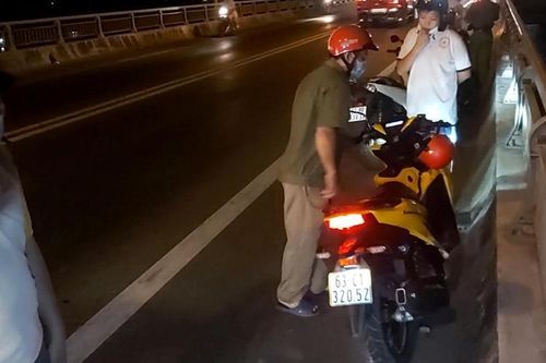 Truy tìm nam thanh niên dựng xe máy trên cầu Rạch Miễu nhỏ rồi lao mình xuống sông