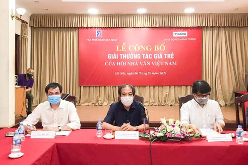 Người viết trẻ tự vẽ những đường bay