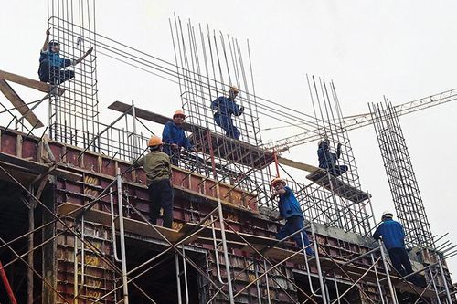 Giá thép tăng vọt, nhiều nhà thầu xây dựng lao đao