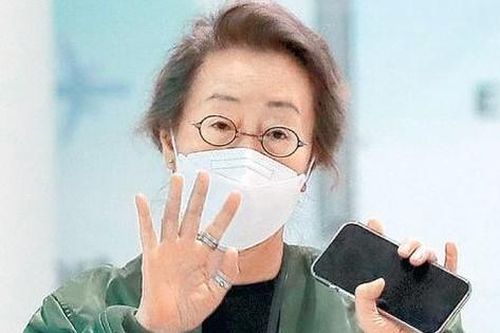 Netizens đồng loạt gọi Youn Yuh Jung 'Mẹ chồng quốc dân' dù con trai nữ diễn viên vẫn FA