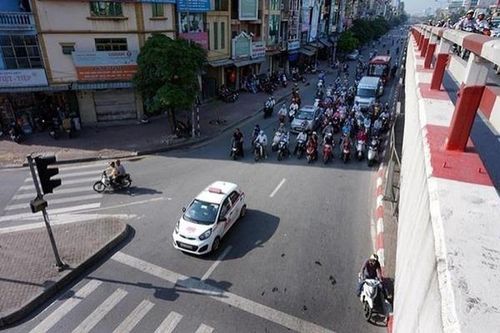 Hà Nội nắng nóng đỉnh điểm, netizen khơi lại '1001' cách dừng đèn đỏ