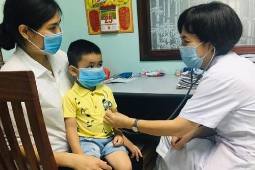 Phát hiện bé trai 4 tuổi bị suy tủy xương qua vết bầm tím ở chân
