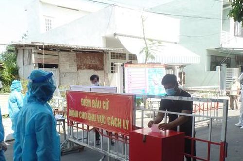 Xem diễn tập bầu cử nơi có dịch bùng phát