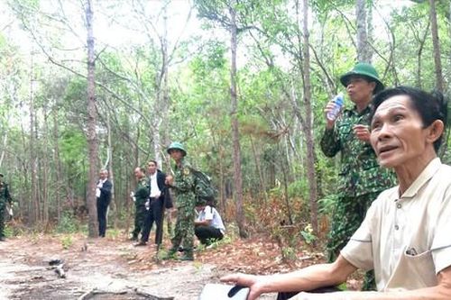 Xới từng tấc đất đại ngàn tìm đồng đội