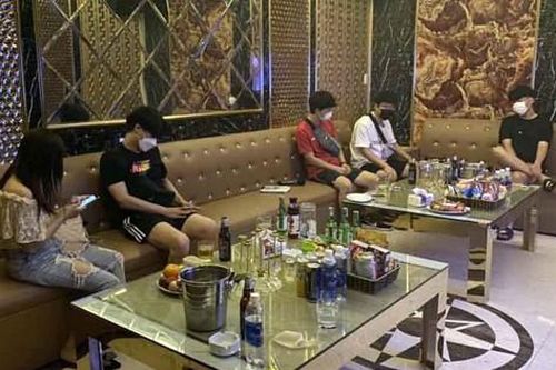 Nhóm người Hàn Quốc vào quán hát với nữ tiếp viên ở Hải Phòng giữa tâm dịch