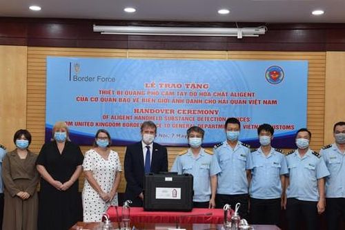 Hải quan Việt Nam tiếp nhận 4 máy quang phổ phát hiện hóa chất của Anh