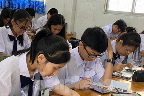 Nghỉ học vì dịch COVID-19: Học sinh cuối cấp lo 'sốt vó', trường ôn tập thế nào?