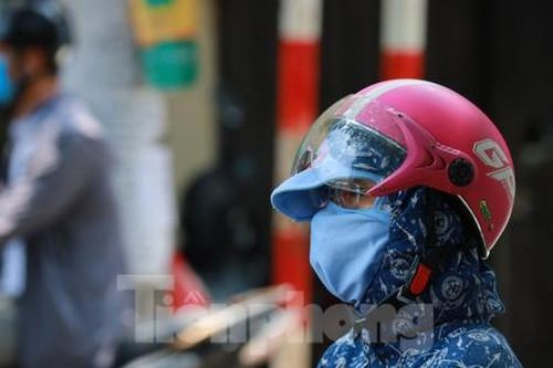 Người Hà Nội kín như bưng trong nắng nóng gần 40 độ C