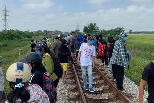 Tin mới vụ người mẹ ôm thi thể con nằm trên đường ray xe lửa định tự tử