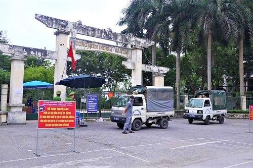 Lập chốt ngăn người dân trèo rào tập thể dục tại công viên
