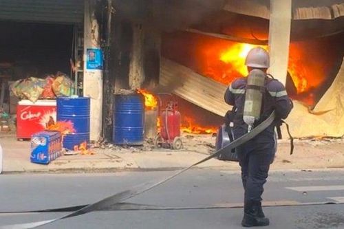 Cháy lớn bùng dữ dội kèm tiếng nổ thiêu rụi 3 căn nhà ở TP.HCM