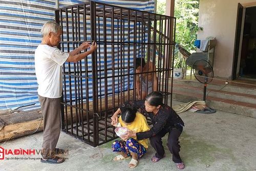 Cha già 'quặn lòng' nhốt con tâm thần trong cũi sắt