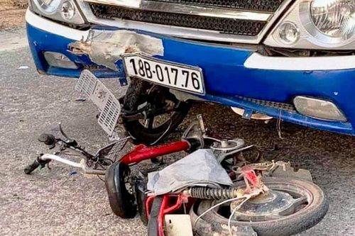 Ô tô va chạm với xe đạp điện, nữ sinh lớp 6 nguy kịch