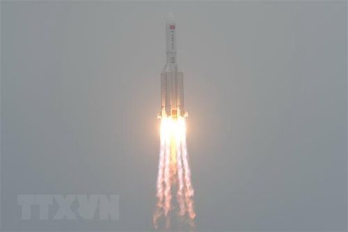 Video được cho là mảnh vỡ tên lửa Trung Quốc rơi xuống Ấn Độ Dương