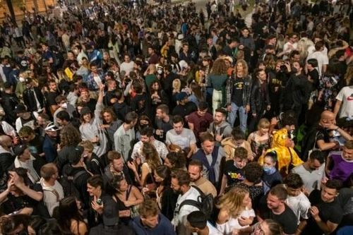 Chấm dứt lệnh giới nghiêm, người Tây Ban Nha đổ ra đường ăn mừng không giãn cách