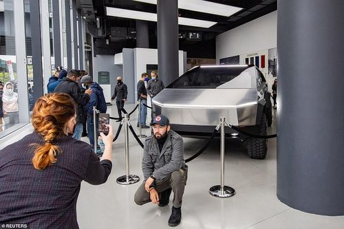 Hàng trăm người đội mưa xếp hàng chiêm ngưỡng siêu xe điện bọc thép của Tesla