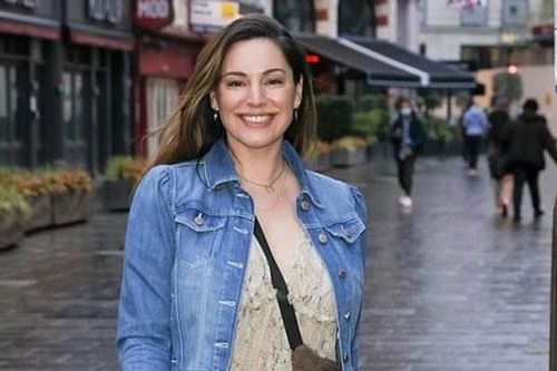 Cựu người mẫu Kelly Brook điệu đà ra phố ở London