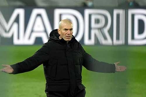 Zidane nổi giận với trọng tài vì Real bị thổi phạt penalty sau lỗi chạm tay của... Sevilla
