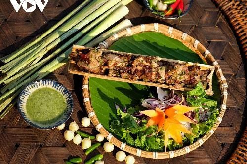 Đặc sản heo lai hấp, nướng ống tre