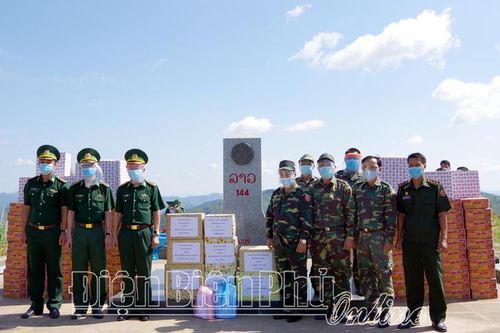 Trao tặng vật tư phòng, chống dịch Covid-19 cho lực lượng bảo vệ biên giới Lào
