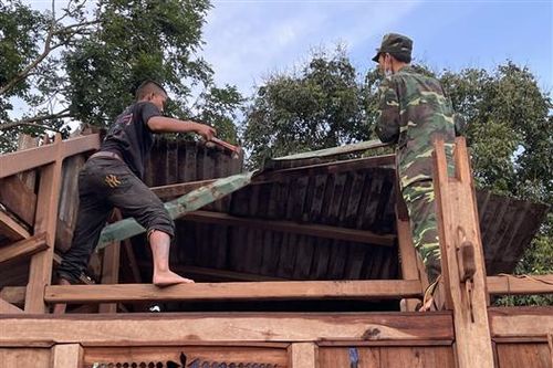 Khắc phục hậu quả lốc xoáy trên địa bàn 2 xã A Bung và A Ngo