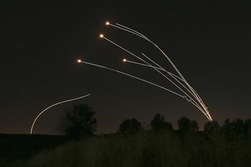 Hứng 'mưa' rocket từ Dải Gaza, Israel điều xe tăng trả đũa