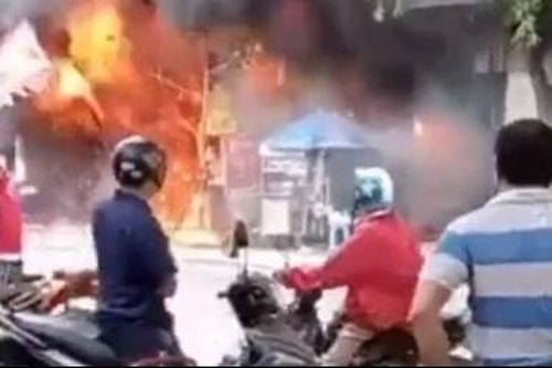 Nhiều tiếng nổ phát ra từ đám cháy cửa hàng sơn khiến người dân hoảng sợ