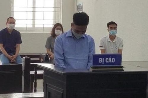 Thanh niên dùng người đi đường làm 'bia di động' để... tập bắn súng