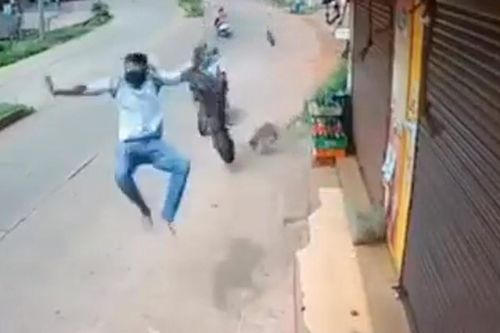 Tránh xe máy sang đường, nam thanh niên tông vào vỉa hè, lộn nhiều vòng