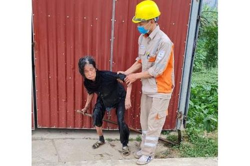 Công nhân ngành Điện dũng cảm cứu người