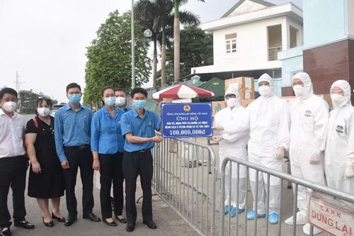 Hỗ trợ Bệnh viện K - cơ sở Tân Triều 200 triệu đồng và nhiều vật dụng cần thiết