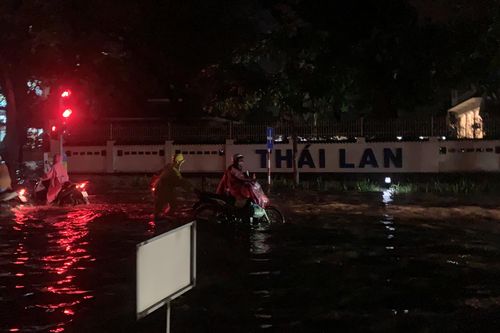 Hà Nội phố biến thành sông sau mưa lớn