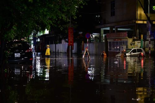 Mưa lớn kèm sấm sét diện rộng, nhiều tuyến phố Hà Nội ngập sâu