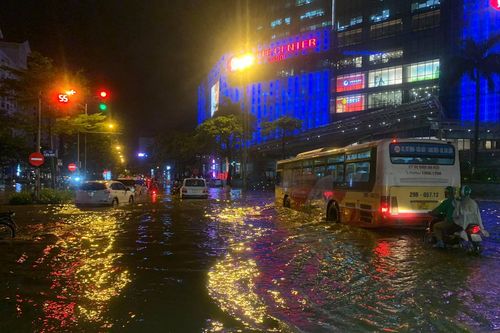 Hà Nội nhiều tuyến đường ngập sâu, hàng loạt phương tiện mắc kẹt