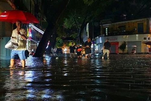 Hà Nội lại ngập lụt sau trận mưa lớn bất ngờ chiều nay