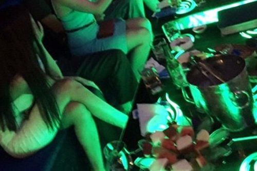 Nhóm thanh niên cưỡng đoạt tiền của các nữ tiếp viên karaoke