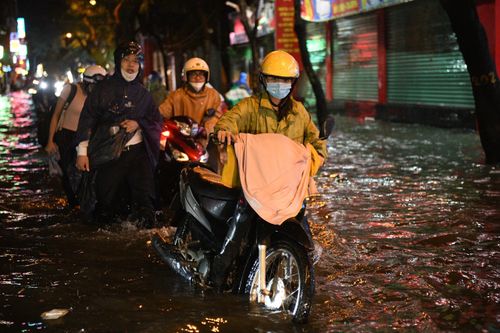 Hà Nội đón cơn mưa lớn nhất từ đầu năm