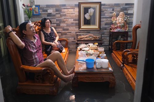 Ngồi chờ nước rút hàng giờ sau mưa lớn ở Hà Nội