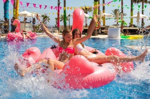 Những người đã được tiêm vaccine đổ xô đến Caribe nghỉ mát