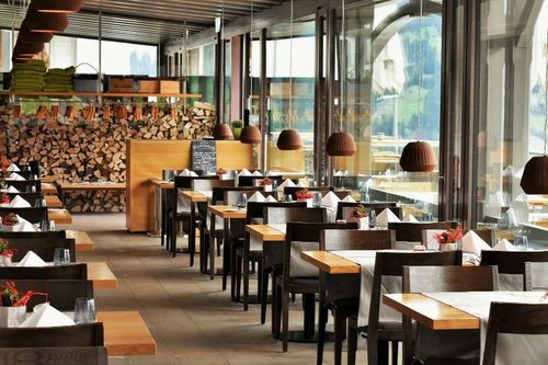 Hà Nội: Cửa hàng ăn, uống trong nhà phải đảm bảo giãn cách chỗ ngồi tối thiểu 2m