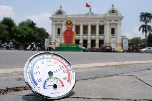 Hà Nội: Người dân dùng đủ chiêu che chắn dưới cái nắng gay gắt đầu hè