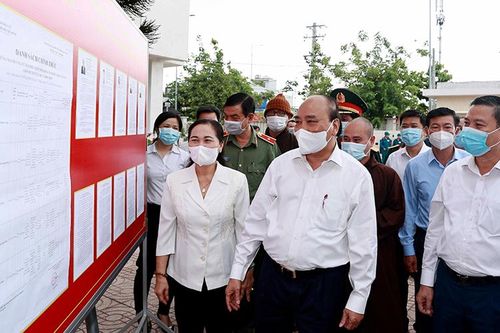 Chủ tịch nước Nguyễn Xuân Phúc tiếp xúc cử tri TP Hồ Chí Minh