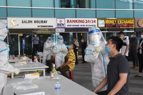 Xét nghiệm hơn 2.000 nhân viên Cảng hàng không quốc tế Đà Nẵng