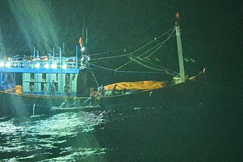 Khẩn cấp trong đêm cứu thuyền trưởng bị đau ruột thừa trên biển