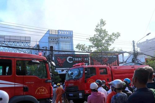 Cháy lớn tại một quán bar ở Cà Mau