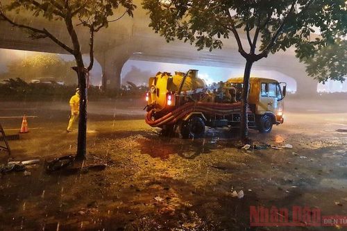 Hà Nội mưa lớn gây ngập nhiều tuyến đường
