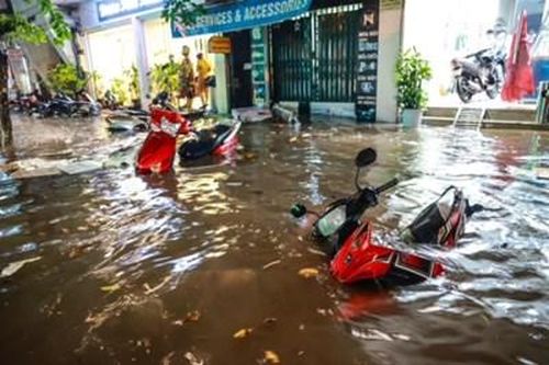 Mưa lớn khiến nhiều nơi tại Hà Nội ngập úng