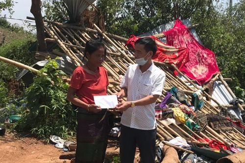 Lốc xoáy 'bốc' mái hàng loạt nhà dân vùng núi
